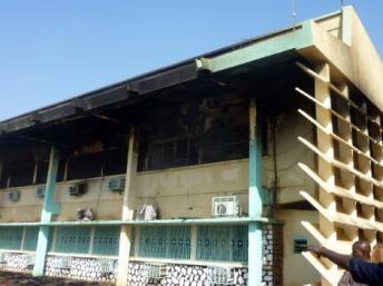 Le bureau de la Direction des affaires judiciaires et des sceaux du ministère de la Justice, après l'incendie, Niamey, le 3 janvier 2012.. © AFP/ Boureima Hama