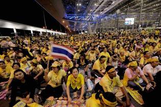 Thaïlande : l'aéroport de Bangkok ferme, investi par des manifestants anti-gouvernementaux