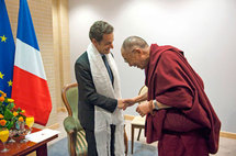 Le président Nicolas Sarkozy recevant le Dalaï lama (photo Rfi)