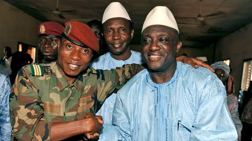 Le capitaine Moussa Camara, qui s'est autoproclamé mercredi président de la Guinée, serre la main au premier ministre sortant Ahmed Tidiana Souaré.  Crédits photo : AFP