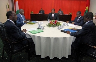 (© AFP) Burkina Faso President and mediator in the Ivory Coast peace process Blaise Compaore (C), Ivory Coast Prime Minister Guillaume Soro (2ndR), leader of the Ivory Coast Democratic party Henri Konan Bedie (R), former Ivory Coast Prime Minister and Pr