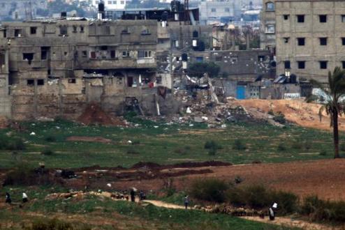 Des Palestiniens montrent un drapeau blanc à Beit Hanun au nord de Gaza.  Credit photo : AFP/PATRICK BAZ