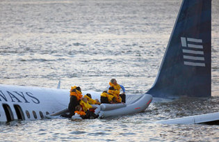 C'est dans une eau de la rivière Hudson à à peine 6 degrés que l'Airbus A320 de la compagnie US Airways s'est posé en catastrophe.(Photo : Reuters)