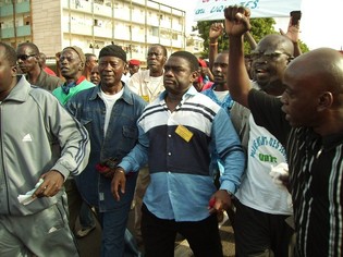 Le secrétaire de l'UNSAS, Mademba Sock en compagnie d'autres leaders syndicaux lors d'une marche à Dakar