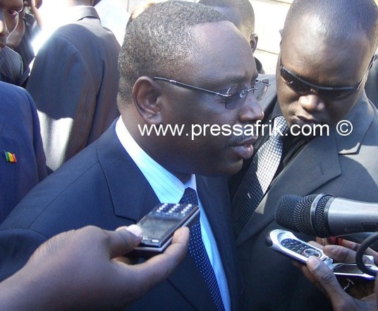 Macky Sall à sa sortie de son domicile pour déférer à la convocation de la police