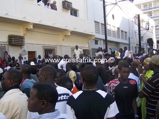 La foule qui a accompagné Macky jusqu'au portail du commissariat central