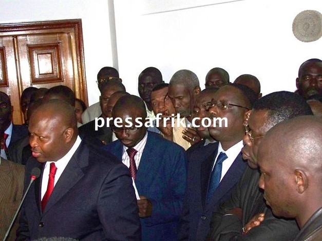 Photos - Sénégal-le passeport de Macky Sall confisqué