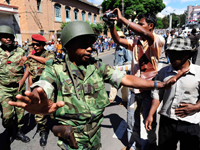 Des soldats s'interposent entre les partisans du leader de l'opposition Andry Rajoelina et ceux du Président Marc Ravalomanana dans les rues de la capitale Antananarivo, le 14 fevrier 2009. (Photo: Reuters)