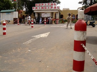 Devanture hôpital Principal de Dakar (Photo: tuttifrutti.video.free.fr)