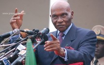 Le président Abdoulaye Wade haranguant une foule de militants