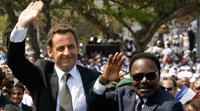 Interrogé en 2007, lors de son premier voyage au Gabon (photo), sur une enquête préliminaire ouverte en France concernant les biens immobiliers d'Omar Bongo, Nicolas Sarkozy avait déclaré : « Je ne vois pas au nom de quoi cette enquête préliminair