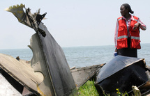 Une officielle de la Croix-Rouge devant des débris de l'épave de l' Ilyushin I-76 qui a sombré dans le Lac Victoria, au sud de Kampala, le 9 mars 2009. (Photo: Reuters)