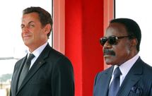 Nicolas Sarkozy et Omar Bongo Ondimba à Libreville, le 27 Juillet 2007. (Photo: AFP/PATRICK KOVARIK)