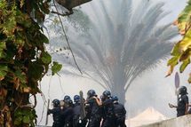 Les policiers anti-émeute à Saint-Denis de la Réunion ce 10 mars, à l'issue de la manifestation à l'initiative du Cospar. (Photo: AFP PHOTO RICHARD BOUHET)