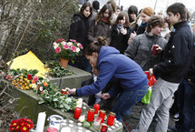 Les jeunes du collège de Winnenden, dans le sud-ouest de l’Allemagne, se recueillent sur les lieux de la tuerie, le 12 mars 2009. ((Photo : Reuters)