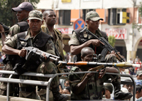 Des militaires malgaches dans les rues d'Antananarivo, à la fin de la manifestation organisée par le chef de l'opposition Andry Rajoelina, le 16 mars 2009. (Photo: Reuters)