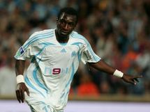 L'international sénégalais et attaquant de l'OM, Mamadou Niang en drible (sportweek.fr)