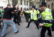 Accrochages entre la police britannique et des opposants au G20 lors des manifestations dans le quartier financier de Londres, le 2 avril 2009.