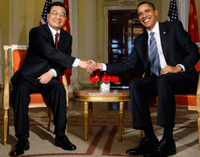 Le président Barack Obama (d) et son homologue chinois Hu Jintao à Winfield House, la résidence de l'ambassadeur amérocain à Londres, le 1er avril 2009. (Ph: Reuters)