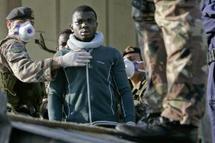 Des migrants en provenance d'Afrique du Nord arrêtés par la police italienne, mardi 11 mai à Siracusa. (photo: Reuters)