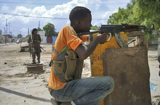 Des insurgés islamistes dans le quartier du palais présidentiel de Mogadiscio, le 14 mai 2009. (Photo: Reuters)