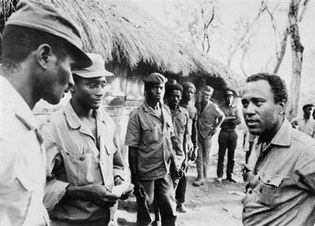 Luis Cabral (d), président de la République de Guinée Bissau,s'entretient avec des soldats de l'Armée de Libération en juin 1974.(Photo : AFP)