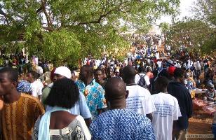 Affluence vers l'église de Popenguine pour la grande messe du pèlerinage marial (photo: img.1.vacanceo.net)