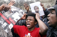 A Dakar comme à Saint-Pétersbourg sur cette photo du 11 avril 2006, des manifestants ont dénoncé le meurtre raciste de Samba Lampsar Sall et ont réclamé aux autorités russes de meilleures conditions de sécurité pour les étudiants étrangers. (Ph