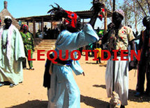 Les saltigués en séance de divination au centre Malango de Fatick (Photo: Le Quotidien.sn)