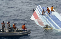 Le stabilisateur de l'avion d'Air France tiré des eaux. (Photo: Reuters)