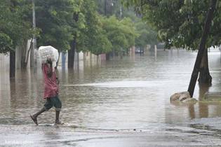 rue inondée à Dakar (photo:www.au-senegal.com)