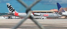 Cet Airbus A330 de la compagnie australienne Jetstar a été contraint d'effectuer un atterrissage d'urgence sur l'île de Guam, dans l'océan Pacifique (où il se trouve sur cette photo) après un départ de feu dans le cockpit © REUTERS TV / X00514