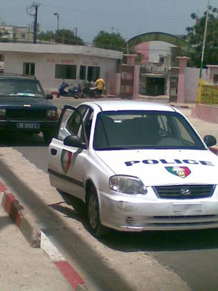 A l'intérieur du Stade, une voiture de la police annonce la couleur.