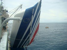 La marine brésilienne a retrouvé de nombreux débris de l'Airbus d'Air France, à quelque 1350 km de Recife. C'est désormais dans cette zone que les recherches des boîtes noires se concentrent. (Photo: Reuters)