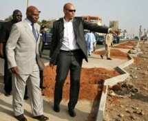 Karim et son père Abdoulaye Wade visitent les chantiers de l'ANOCI