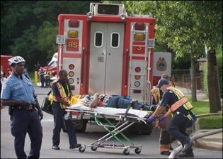 Les secours évacuent une victime après la collision de deux rames de métro à Washington, le 22 juin 2009(Photo: AFP)