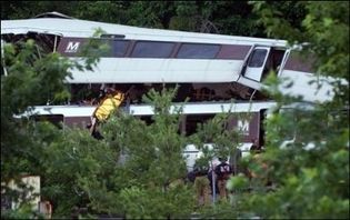 Les secours évacuent une victime après la collision entre deux rames de métro à Washington, le 22 juin 2009 (Photo: AFP)