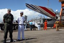 L'empennage de l'A330 d'Air France, disparu dans l'Atlantique, débarqué sur le port brésilien de Recife le 14 juin 2009. (© AFP Evaristo Sa)