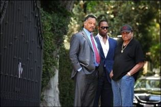 Le révérend Jesse Jackson (G) et Joe Jackson, le père de Michael Jackson le 26 juin 2009 devant le domicile de la famille Jackson à Encino en Californie.(Photo: AFP)