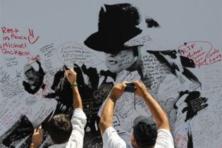 Onze mille fans pourront assister à la cérémonie en hommage à Michael Jackson au Staples Center, et 6.500 autres seront invités à la suivre sur écran géant dans la salle voisine du Nokia Theater.(Photo: AFP)