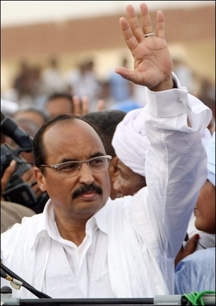 L'ex-chef de la junte, le général Mohamed Ould Abdel Aziz, salue ses supporteurs lors d'un meeting électoral à Nouakchott le 17 juillet 2009 (photo: AFP)