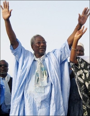 Messaoud Ould Boulkheir, candidat du Front national pour la défense de la démocratie (FNDD) salue ses supporteurs lors d'un meeting électoral à Nouakchott le 17 juillet 2009 (photo: AFP)