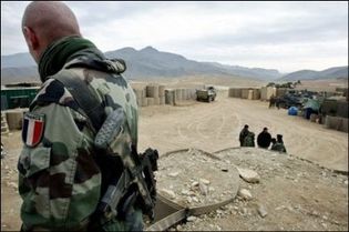 Un soldat français du 3e RIMA (Régiment d'infanterie de Marine) patrouille dans le village de Sayed Abad en Afghanistan, le 17 décembre 2008. (Photo: AFP)