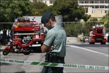 Un guarde civil à Calvia sur l'île des Baléares de Majorque peu après un attentat à la bombe, le 30 juillet 2009 (Photo: AFP)