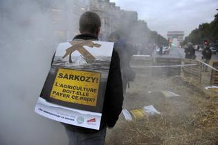 A Paris, vendredi 16 octobre, une quarantaine d'agriculteurs bloquent la circulation sur les Champs-Elysées au niveau du Fouquet's, où Nicolas Sarkozy avait fêté son élection en mai 2007. photo reuters