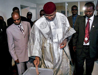 Le président Mamadou Tandja vote, le 20 octobre 2009. (Photo : AFP)