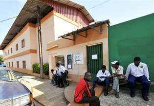 Des soldats surveillent l’entrée du lycée français Albert Camus, à Conakry, à la suite des violences qui ont secoué la ville. (Photo : Sia Kambou / AFP)