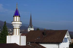 A Wangen bei Olten, un minaret installé sur le toit d'un centre culturel turc fait face à un clocher d'église. (AFP)