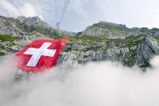 Votation anti-minarets, affaire Polanski, levée partielle du secret bancaire : la Suisse, le pays qu'on disait un paradis, est en proie aux doutes. (Photo: AP)