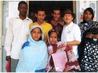 Pierre Camatte avec des élèves de l'école des infirmiers de Gao, quelques semaines avant son enlèvement.